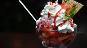 1506501226_food_ice_cream_with_strawberries_080564_.jpg